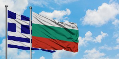 Yunanistan ve Bulgaristan bayrağı birlikte beyaz bulutlu mavi gökyüzüne karşı rüzgarsal sallayarak. Diplomasi kavramı, uluslararası ilişkiler.