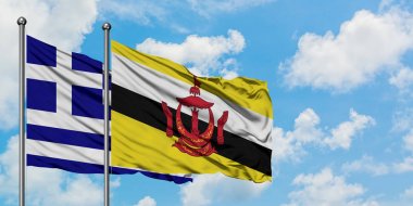 Yunanistan ve Brunei bayrağı birlikte beyaz bulutlu mavi gökyüzüne karşı rüzgarda sallayarak. Diplomasi kavramı, uluslararası ilişkiler.