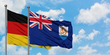 Almanya ve Anguilla bayrağı birlikte beyaz bulutlu mavi gökyüzüne karşı rüzgarda sallayarak. Diplomasi kavramı, uluslararası ilişkiler.