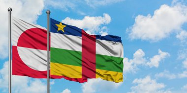 Grönland ve Orta Afrika Cumhuriyeti bayrağı birlikte beyaz bulutlu mavi gökyüzüne karşı rüzgarsal sallayarak. Diplomasi kavramı, uluslararası ilişkiler.