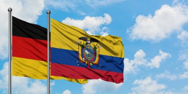 Almanya ve Ekvador bayrağı birlikte beyaz bulutlu mavi gökyüzüne karşı rüzgarsal sallayarak. Diplomasi kavramı, uluslararası ilişkiler.