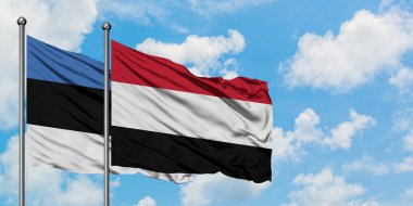 Estonya ve Yemen bayrağı birlikte beyaz bulutlu mavi gökyüzüne karşı rüzgarsal sallayarak. Diplomasi kavramı, uluslararası ilişkiler.