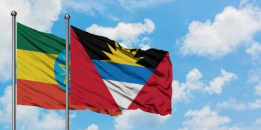 Etiyopya ve Antigua ve Barbuda bayrağı birlikte beyaz bulutlu mavi gökyüzüne karşı rüzgarda sallayarak. Diplomasi kavramı, uluslararası ilişkiler.