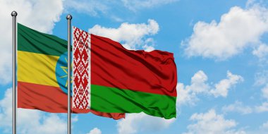 Etiyopya ve Beyaz Rusya bayrağı birlikte beyaz bulutlu mavi gökyüzüne karşı rüzgarda sallayarak. Diplomasi kavramı, uluslararası ilişkiler.