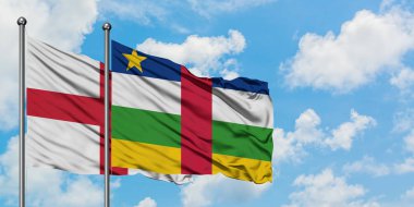 İngiltere ve Orta Afrika Cumhuriyeti bayrağı birlikte beyaz bulutlu mavi gökyüzüne karşı rüzgarsal sallayarak. Diplomasi kavramı, uluslararası ilişkiler.