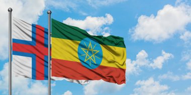 Faroe Adaları ve Etiyopya bayrağı birlikte beyaz bulutlu mavi gökyüzüne karşı rüzgarda sallayarak. Diplomasi kavramı, uluslararası ilişkiler.