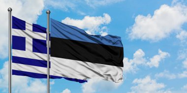 Yunanistan ve Estonya bayrağı birlikte beyaz bulutlu mavi gökyüzüne karşı rüzgarsal sallayarak. Diplomasi kavramı, uluslararası ilişkiler.