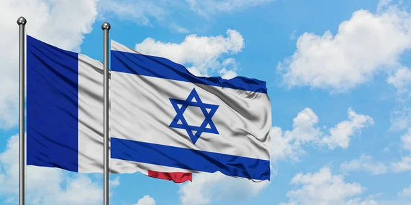 Francia e Israele bandiera sventolando nel vento contro bianco cielo blu nuvoloso insieme. Concetto di diplomazia, relazioni internazionali . — Foto Stock