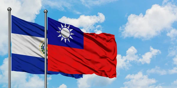 Сальвадор и Тайвань вместе машут флагом на ветру против белого облачного голубого неба. Концепция дипломатии, международные отношения . — стоковое фото