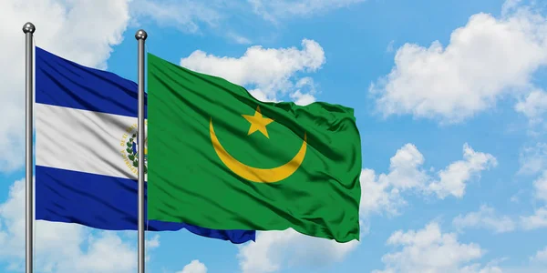 Bandera de El Salvador y Mauritania ondeando en el viento contra el cielo azul nublado blanco juntos. Concepto diplomático, relaciones internacionales . — Foto de Stock