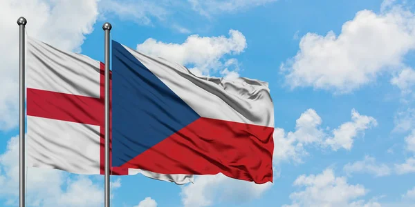 Bandera de Inglaterra y República Checa ondeando en el viento contra el cielo azul nublado blanco juntos. Concepto diplomático, relaciones internacionales . — Foto de Stock