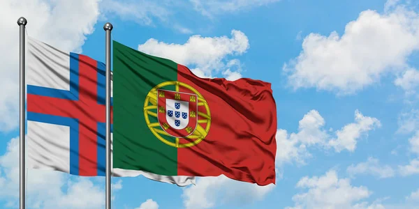 Bandera de las Islas Feroe y Portugal ondeando en el viento contra el cielo azul nublado blanco juntos. Concepto diplomático, relaciones internacionales . — Foto de Stock