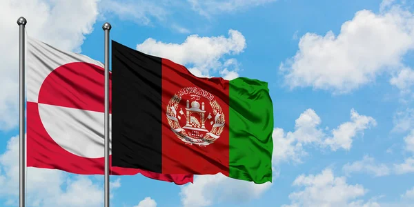 ग्रीनलैंड और अफगानिस्तान ध्वज एक साथ सफेद बादल के नीले आकाश के खिलाफ हवा में लहर रहा है। कूटनीति अवधारणा, अंतर्राष्ट्रीय संबंध . — स्टॉक फ़ोटो, इमेज