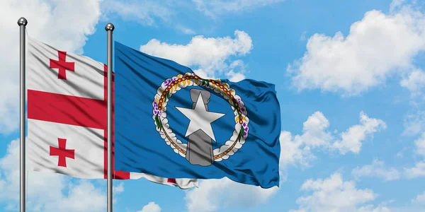 Флаг Джорджии и Северных Марианских островов, размахивающий ветром против белого облачно-синего неба вместе. Концепция дипломатии, международные отношения . — стоковое фото