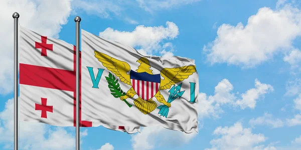 Georgien och Amerikanska Jungfruöarna flagga vifta i vinden mot vit grumlig blå himmel tillsammans. Diplomatisk koncept, internationella relationer. — Stockfoto