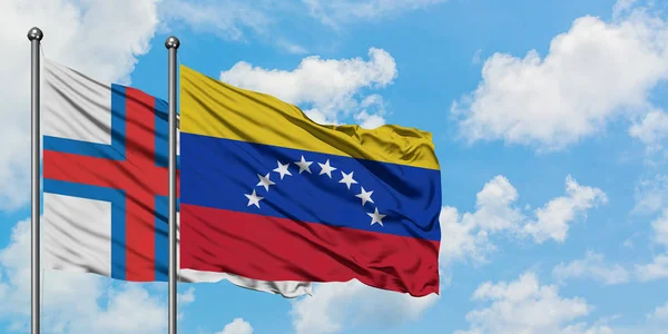 Фарерские острова и флаг Венесуэлы вместе размахивают ветром против белого облачного голубого неба. Концепция дипломатии, международные отношения . — стоковое фото