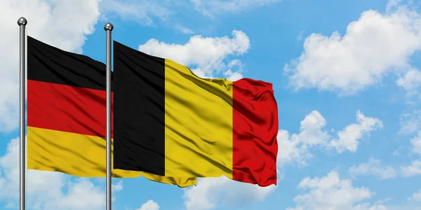 Duitsland en België vlag zwaaien in de wind tegen witte bewolkte blauwe hemel samen. Diplomatie concept, internationale betrekkingen. — Stockfoto