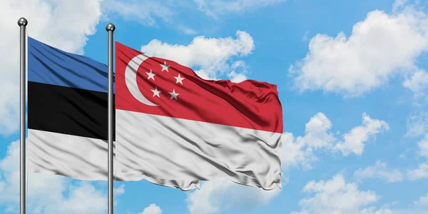 Estland und Singapore-Flagge wehen gemeinsam im Wind vor weißem wolkenlosem blauen Himmel. Diplomatie-Konzept, internationale Beziehungen. — Stockfoto