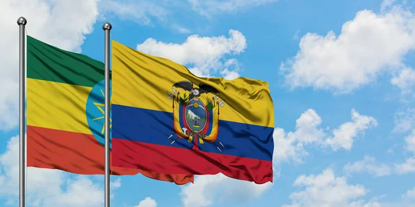 Bandera de Etiopía y Ecuador ondeando en el viento contra el cielo azul nublado blanco juntos. Concepto diplomático, relaciones internacionales . — Foto de Stock