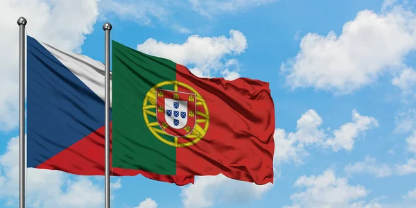 Bandera de República Checa y Portugal ondeando en el viento contra el cielo azul nublado blanco juntos. Concepto diplomático, relaciones internacionales . — Foto de Stock