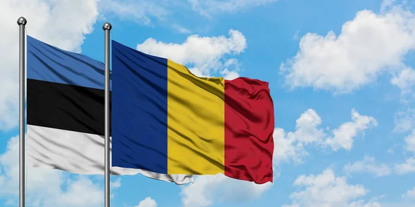 爱沙尼亚和罗马尼亚国旗在风中飘扬，白云蓝天相聚。外交概念、国际关系. — 图库照片
