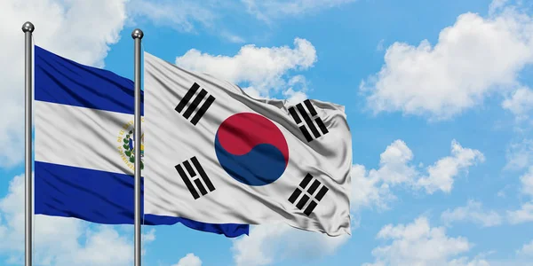 El Salvador ve Güney Kore bayrağı birlikte beyaz bulutlu mavi gökyüzüne karşı rüzgarda sallayarak. Diplomasi kavramı, uluslararası ilişkiler. — Stok fotoğraf