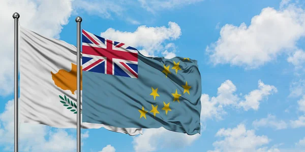 Bandera de Chipre y Tuvalu ondeando en el viento contra el cielo azul nublado blanco juntos. Concepto diplomático, relaciones internacionales . — Foto de Stock