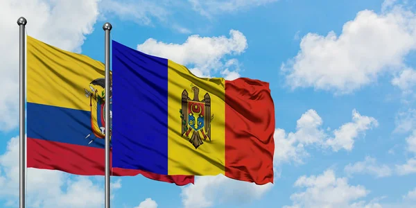 Bandera de Ecuador y Moldavia ondeando en el viento contra el cielo azul nublado blanco juntos. Concepto diplomático, relaciones internacionales . — Foto de Stock