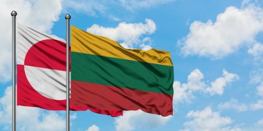 Grönland ve Litvanya bayrağı birlikte beyaz bulutlu mavi gökyüzüne karşı rüzgarda sallayarak. Diplomasi kavramı, uluslararası ilişkiler.