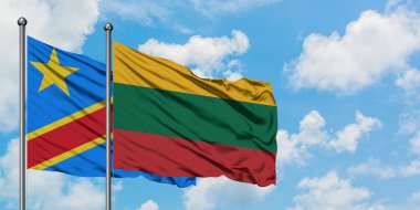 Kongo ve Litvanya bayrağı birlikte beyaz bulutlu mavi gökyüzüne karşı rüzgarda sallayarak. Diplomasi kavramı, uluslararası ilişkiler.