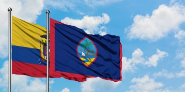 Ekvador ve Guam bayrağı birlikte beyaz bulutlu mavi gökyüzüne karşı rüzgarda sallayarak. Diplomasi kavramı, uluslararası ilişkiler.