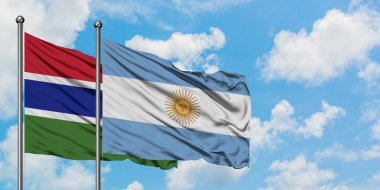 Gambiya ve Arjantin bayrağı birlikte beyaz bulutlu mavi gökyüzüne karşı rüzgarda sallayarak. Diplomasi kavramı, uluslararası ilişkiler.