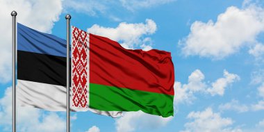 Estonya ve Beyaz Rusya bayrağı birlikte beyaz bulutlu mavi gökyüzüne karşı rüzgarda sallayarak. Diplomasi kavramı, uluslararası ilişkiler.