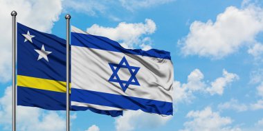 Curacao ve İsrail bayrağı birlikte beyaz bulutlu mavi gökyüzüne karşı rüzgarda sallayarak. Diplomasi kavramı, uluslararası ilişkiler.