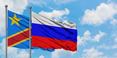 Kongo ve Rusya bayrağı birlikte beyaz bulutlu mavi gökyüzüne karşı rüzgarda sallayarak. Diplomasi kavramı, uluslararası ilişkiler.