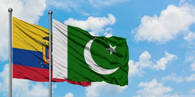 Ekvador ve Pakistan bayrağı birlikte beyaz bulutlu mavi gökyüzüne karşı rüzgarda sallayarak. Diplomasi kavramı, uluslararası ilişkiler.