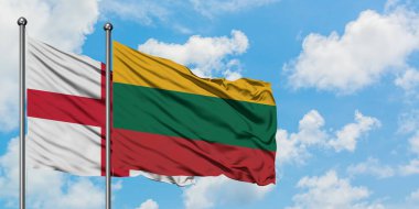 İngiltere ve Litvanya bayrağı birlikte beyaz bulutlu mavi gökyüzüne karşı rüzgarda sallayarak. Diplomasi kavramı, uluslararası ilişkiler.