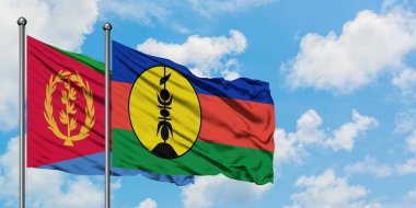 Eritre ve Yeni Kaledonya bayrağı birlikte beyaz bulutlu mavi gökyüzüne karşı rüzgarda sallayarak. Diplomasi kavramı, uluslararası ilişkiler.