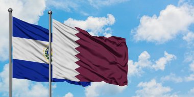 El Salvador ve Katar bayrağı birlikte beyaz bulutlu mavi gökyüzüne karşı rüzgarda sallayarak. Diplomasi kavramı, uluslararası ilişkiler.