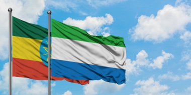 Etiyopya ve Sierra Leone bayrağı birlikte beyaz bulutlu mavi gökyüzüne karşı rüzgarda sallayarak. Diplomasi kavramı, uluslararası ilişkiler.