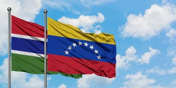 Gambia és Venezuela zászló integetett a szél ellen, fehér felhős kék ég együtt. Diplomáciai koncepció, nemzetközi kapcsolatok. — Stock Fotó