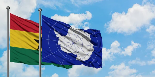 Ghana e Antartide sventolano insieme contro il bianco cielo azzurro nuvoloso. Concetto di diplomazia, relazioni internazionali . — Foto Stock