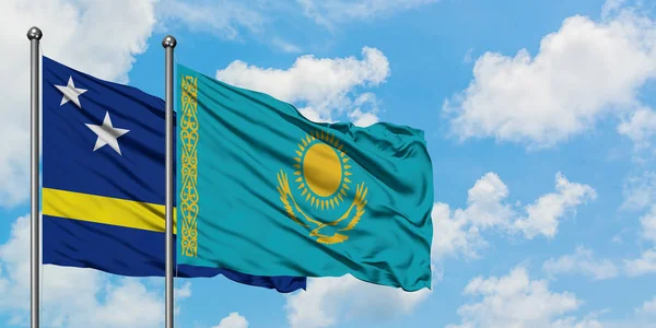 库拉索和哈萨克斯坦国旗在风中飘扬，与白云蓝天相一起。外交概念、国际关系. — 图库照片
