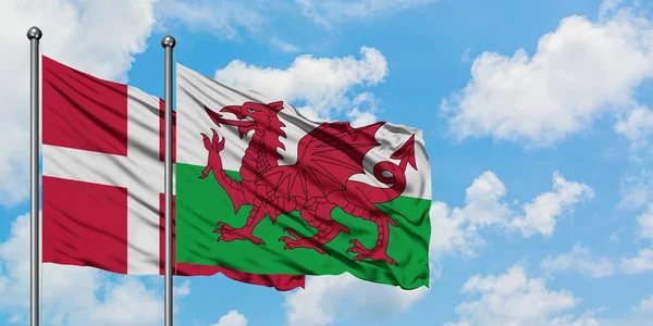 丹麦和威尔士国旗在风中飘扬，与白云蓝天相一起。外交概念、国际关系. — 图库照片