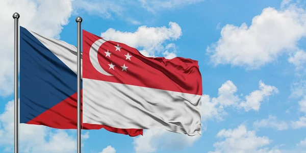 Σημαία της Τσεχικής Δημοκρατίας και της Σιγκαπούρης που κουνώντας τον άνεμο ενάντια στο λευκό συννεφιασμένο γαλάζιο του ουρανού μαζί. Φιλοσοφία της διπλωματίας, διεθνείς σχέσεις. — Φωτογραφία Αρχείου