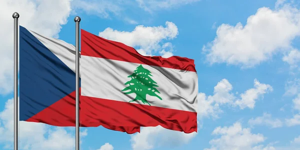 Bandera de República Checa y Líbano ondeando en el viento contra el cielo azul nublado blanco juntos. Concepto diplomático, relaciones internacionales . — Foto de Stock