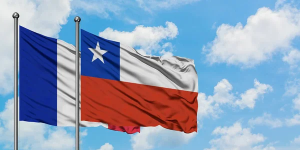 一緒に白い曇り青い空に対して風に手を振るフランスとチリの旗。外交概念、国際関係. — ストック写真
