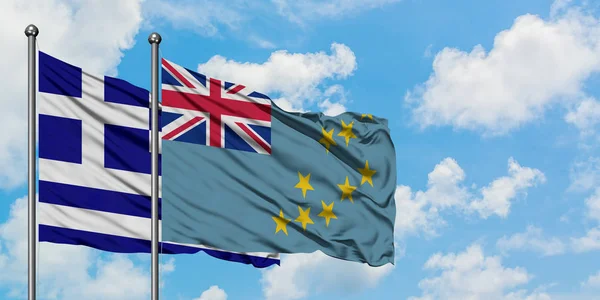 Grecia e Tuvalu bandiera sventolando nel vento contro il cielo bianco nuvoloso blu insieme. Concetto di diplomazia, relazioni internazionali . — Foto Stock