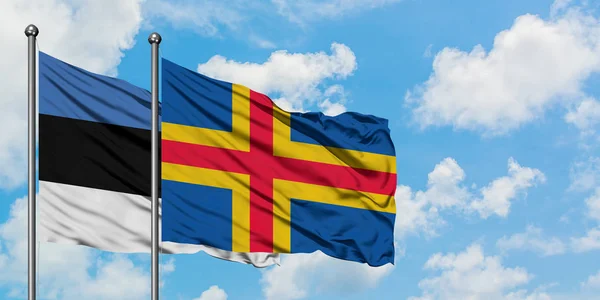 爱沙尼亚和阿兰群岛的国旗在风中飘扬，白云蓝天相聚。外交概念、国际关系. — 图库照片