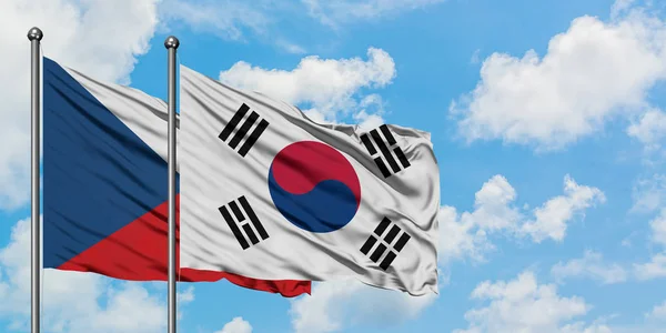 Republika Czeska i Korea Południowa flaga machając w wiatr przed białym zachmurzone błękitne niebo razem. Koncepcja dyplomacji, stosunki międzynarodowe. — Zdjęcie stockowe